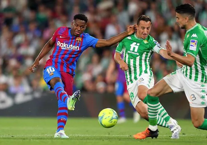 Ghi b&agrave;n ph&uacute;t cuối, Barca chắc suất dự Champions League m&ugrave;a sau - Ảnh 2.