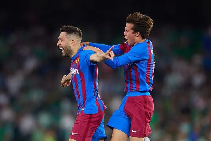 Ghi b&agrave;n ph&uacute;t cuối, Barca chắc suất dự Champions League m&ugrave;a sau - Ảnh 4.