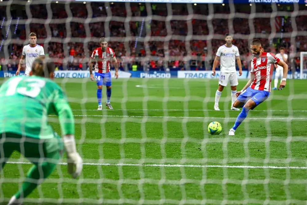Carrasco ấn định chiến thắng cho Atletico trong trận derby với Real Madrid - Ảnh 2.