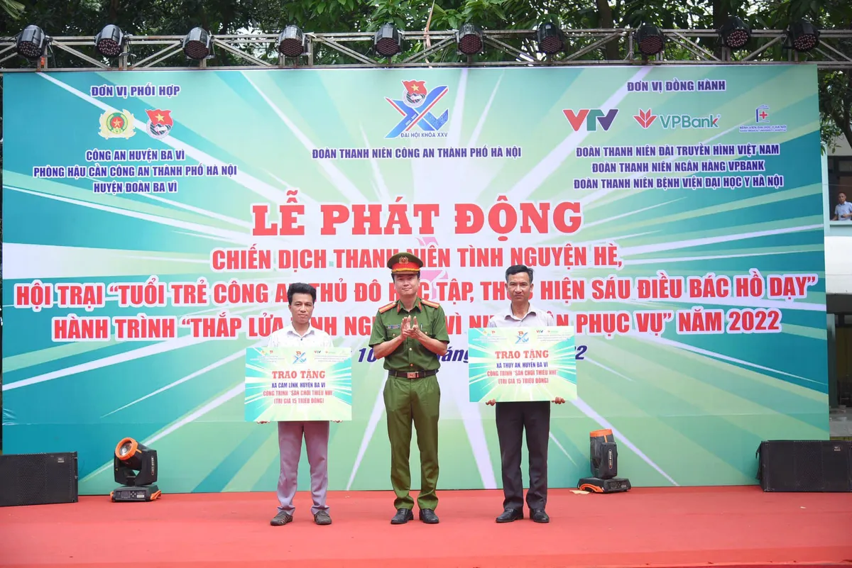 Sôi nổi hội trại Tuổi trẻ Công an Thủ đô học tập, thực hiện Sáu điều Bác Hồ dạy - Ảnh 2.