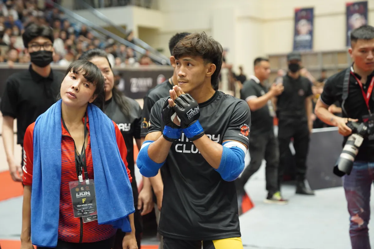 Nguyễn Trần Duy Nhất ra qu&acirc;n thắng trận trong ng&agrave;y thi đấu đầu ti&ecirc;n giải MMA LION Championship - Ảnh 1.