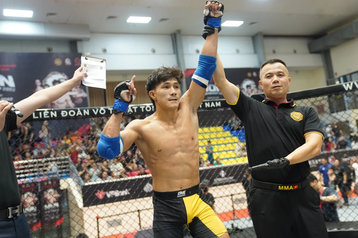 Nguyễn Trần Duy Nhất ra qu&acirc;n thắng trận trong ng&agrave;y thi đấu đầu ti&ecirc;n giải MMA LION Championship - Ảnh 2.