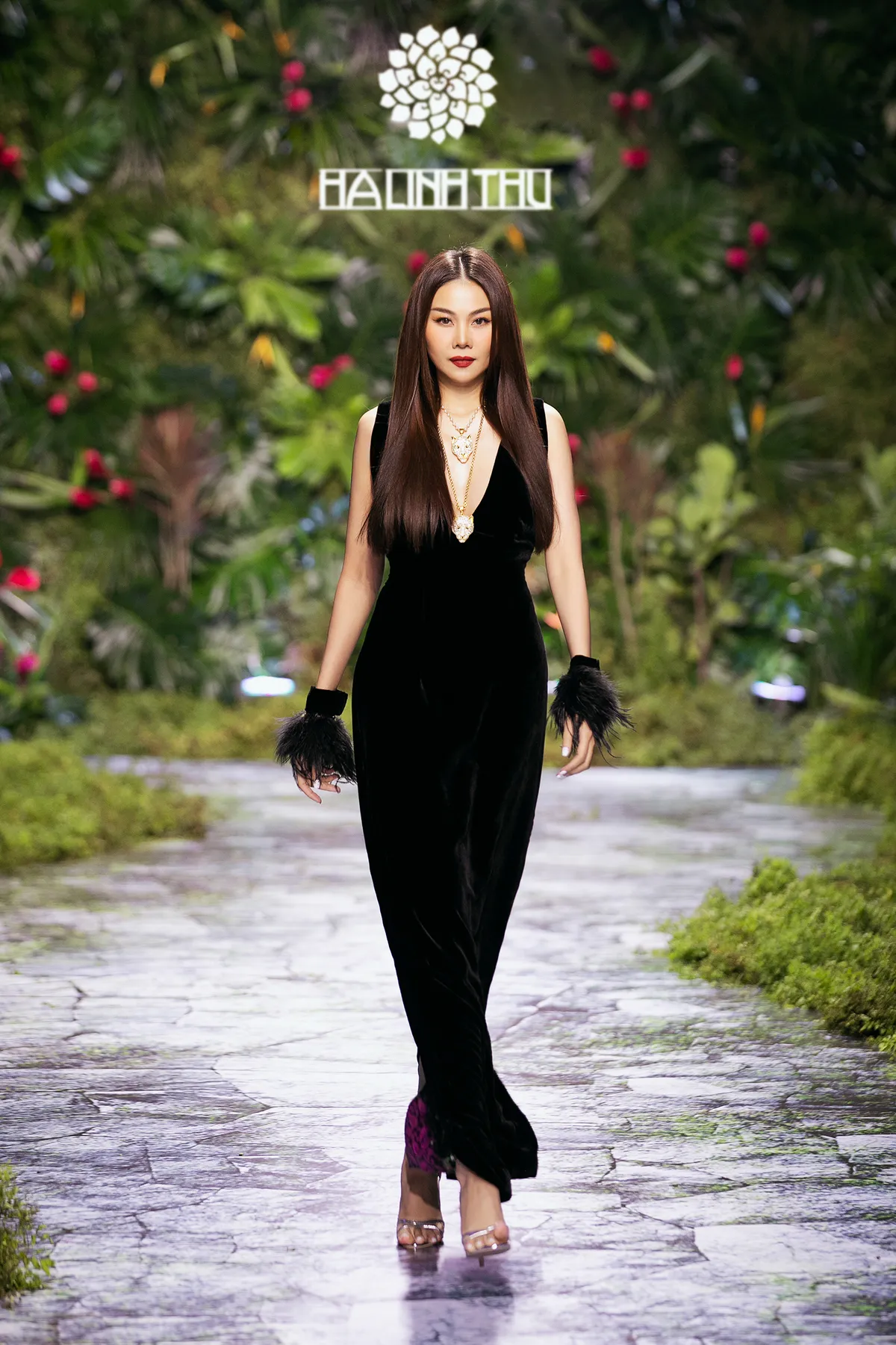 Xuân Lan - Thanh Hằng đọ catwalk trong show NTK Hà Linh Thư - Ảnh 7.