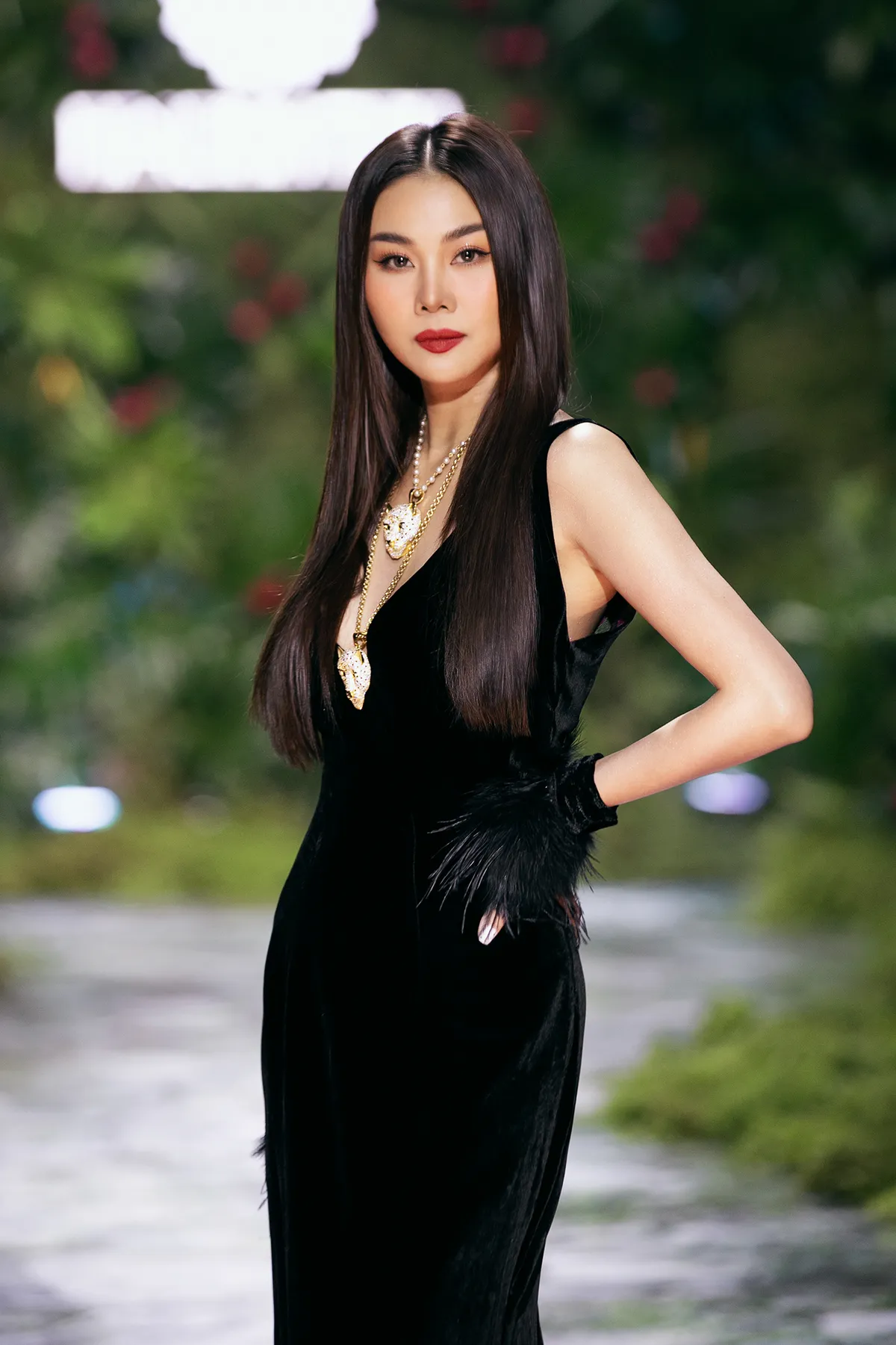 Xuân Lan - Thanh Hằng đọ catwalk trong show NTK Hà Linh Thư - Ảnh 6.