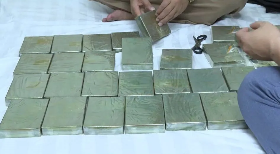 Ph&uacute; Thọ: Bắt đối tượng vận chuyển tr&aacute;i ph&eacute;p 30 b&aacute;nh heroin - Ảnh 1.