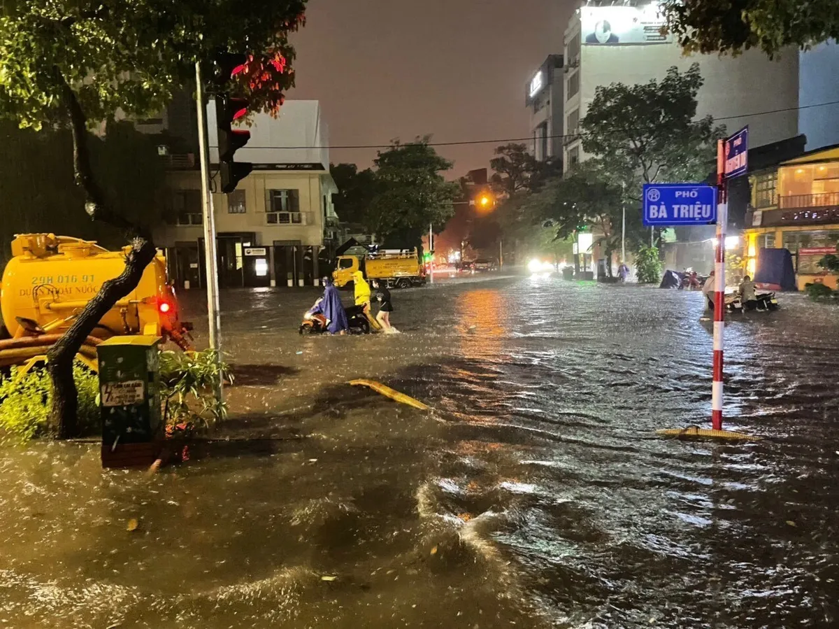 Hà Nội mưa lớn, nhiều tuyến phố ngập sâu - Ảnh 2.