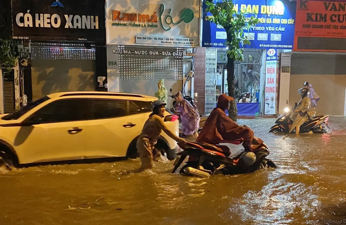 Hà Nội mưa lớn, nhiều tuyến phố ngập sâu - Ảnh 6.