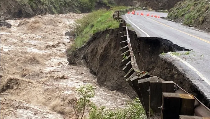 Mỹ: Công viên quốc gia Yellowstone đóng cửa lần đầu tiên trong 34 năm do trận lụt kỷ lục - Ảnh 1.