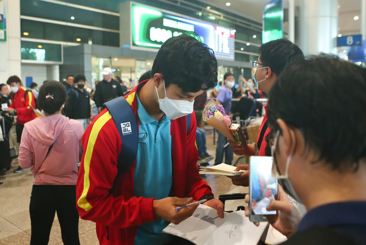 Nhóm đầu tiên của đội tuyển U23 Việt Nam về nước an toàn - Ảnh 2. Nhóm đầu tiên của đội tuyển U23 Việt Nam về nước an toàn - Ảnh 2.