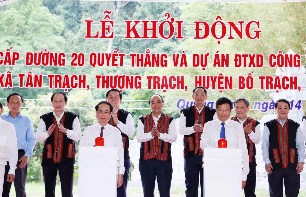 Chủ tịch nước Nguyễn Xuân Phúc thăm đồng bào dân tộc ít người - Ảnh 2.