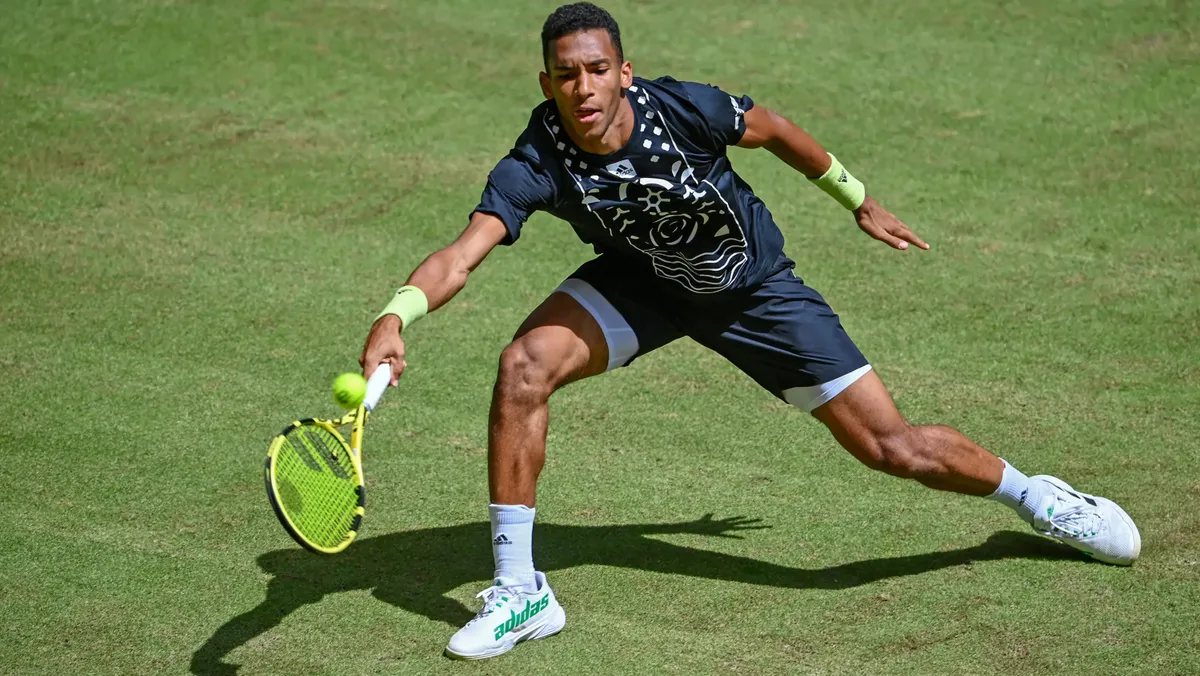 Auger Aliassime vào vòng 2 giải quần vợt Halle mở rộng - Ảnh 1. Auger Aliassime vào vòng 2 giải quần vợt Halle mở rộng - Ảnh 1.