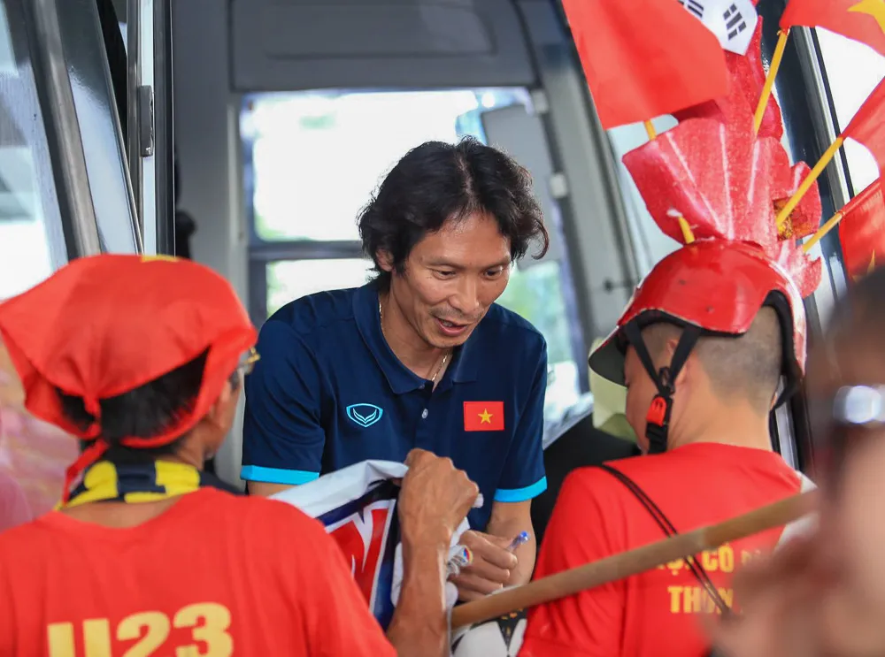Thầy trò HLV Gong Oh Kyun về nước trong vòng vây người hâm mộ - Ảnh 1. Thầy trò HLV Gong Oh Kyun về nước trong vòng vây người hâm mộ - Ảnh 1.