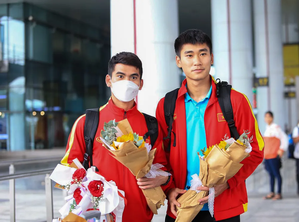 Thầy trò HLV Gong Oh Kyun về nước trong vòng vây người hâm mộ - Ảnh 2. Thầy trò HLV Gong Oh Kyun về nước trong vòng vây người hâm mộ - Ảnh 2.