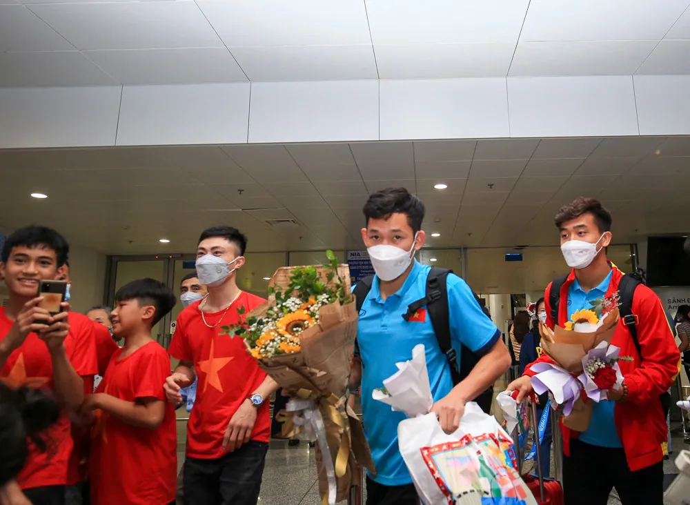 Thầy trò HLV Gong Oh Kyun về nước trong vòng vây người hâm mộ - Ảnh 5. Thầy trò HLV Gong Oh Kyun về nước trong vòng vây người hâm mộ - Ảnh 5.