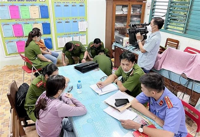 Bắt tạm giam nguyên Hiệu trưởng và nguyên Kế toán Trường tiểu học vì tham ô tài sản - Ảnh 1.