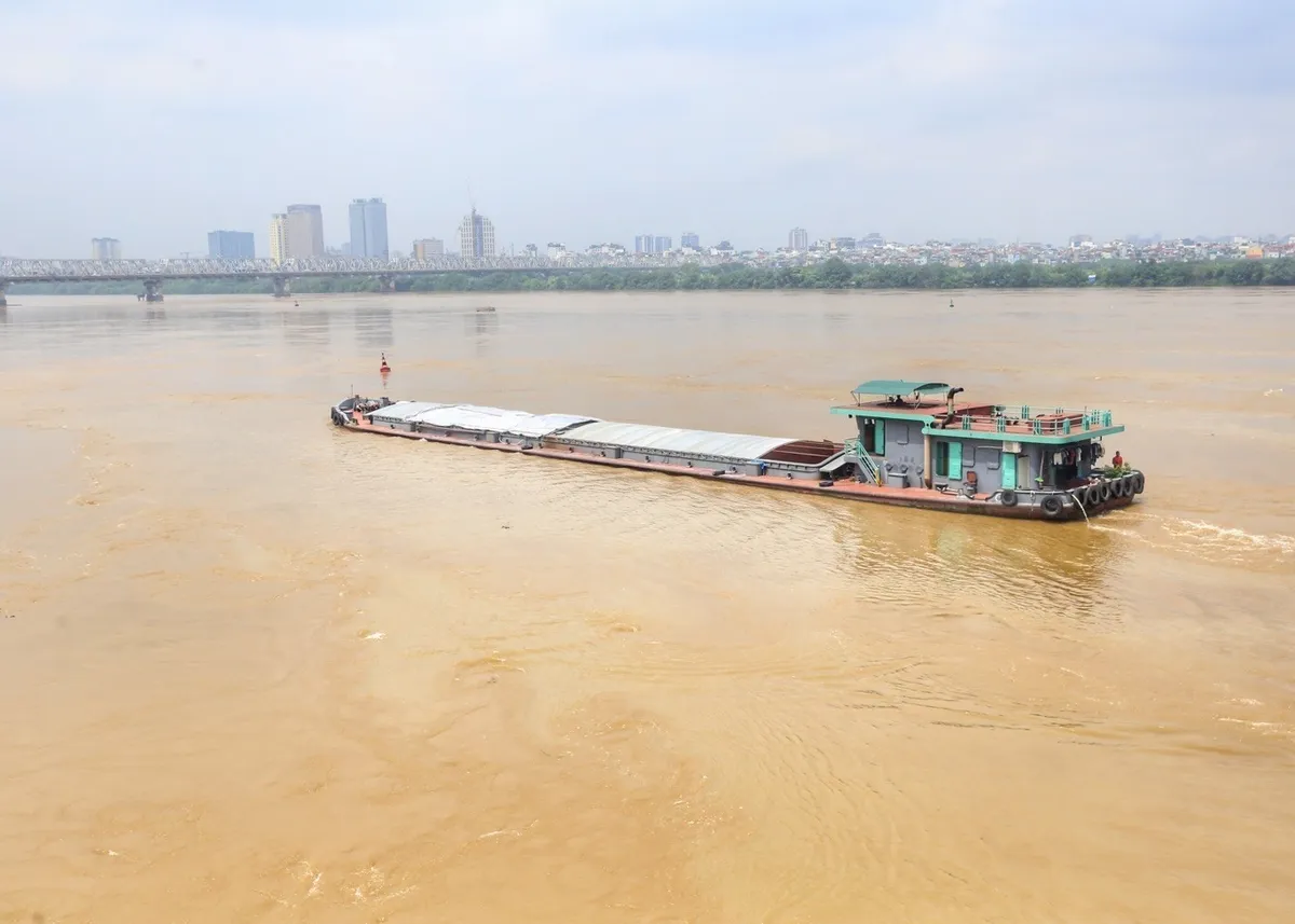 Mực nước sông Hồng tại Hà Nội lên cao - Ảnh 7. Mực nước sông Hồng tại Hà Nội lên cao - Ảnh 7.