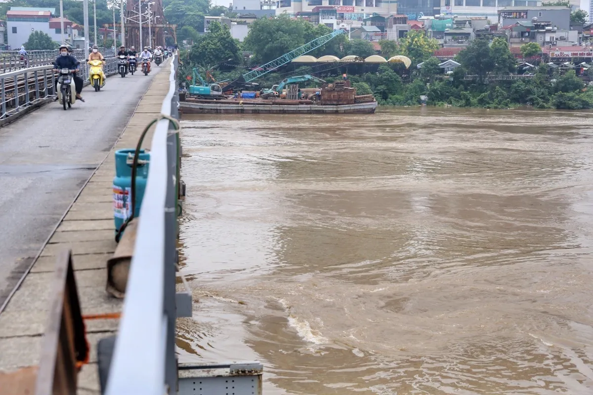Mực nước sông Hồng tại Hà Nội lên cao - Ảnh 4. Mực nước sông Hồng tại Hà Nội lên cao - Ảnh 4.