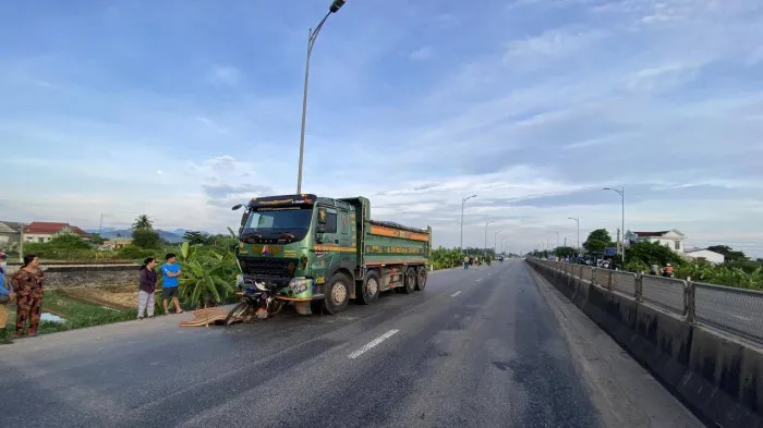 Va chạm giữa xe tải, xe máy và xe ba gác, 2 người tử vong - Ảnh 1.