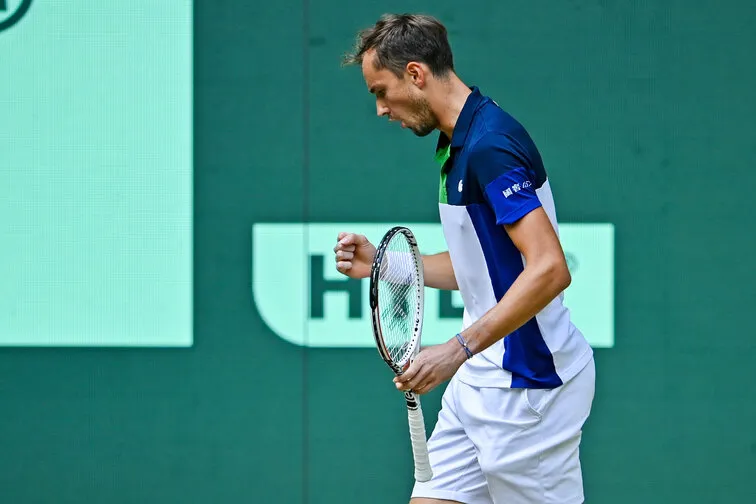 Daniil Medvedev vào tứ kết giải quần vợt Halle mở rộng 2022 - Ảnh 2. Daniil Medvedev vào tứ kết giải quần vợt Halle mở rộng 2022 - Ảnh 2.