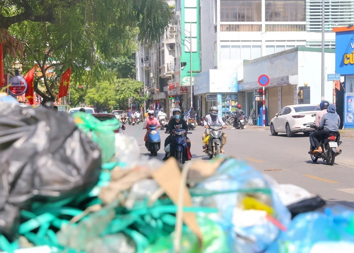 Rác thải lại ùn ứ trên nhiều tuyến phố Hà Nội - Ảnh 2.