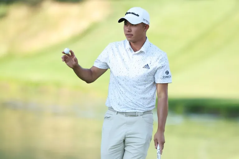 Collin Morikawa bứt phá tại vòng 2 giải golf Mỹ mở rộng - Ảnh 1. Collin Morikawa bứt phá tại vòng 2 giải golf Mỹ mở rộng - Ảnh 1.