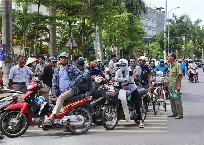 Hôm nay (19/6), thí sinh thi vào lớp 10 ở Hà Nội thi môn cuối cùng - Ảnh 5.