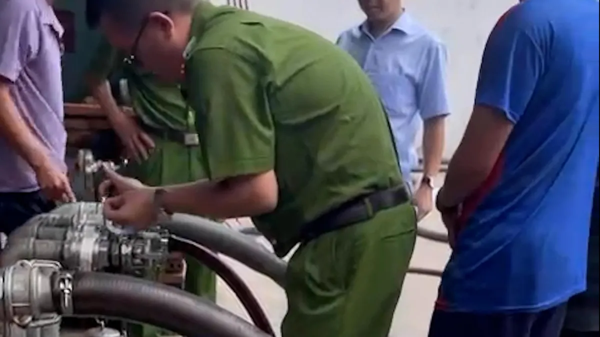 B&agrave; Rịa - Vũng T&agrave;u: Chủ c&acirc;y xăng chỉ đạo bơm hơn 10 tấn ho&aacute; chất v&agrave;o bồn chứa xăng - Ảnh 2.