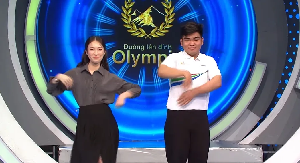 MC Khánh Vy tái hiện vũ điệu làm mưa làm gió trên TikTok cùng thí sinh Đường lên đỉnh Olympia 22 - Ảnh 2.