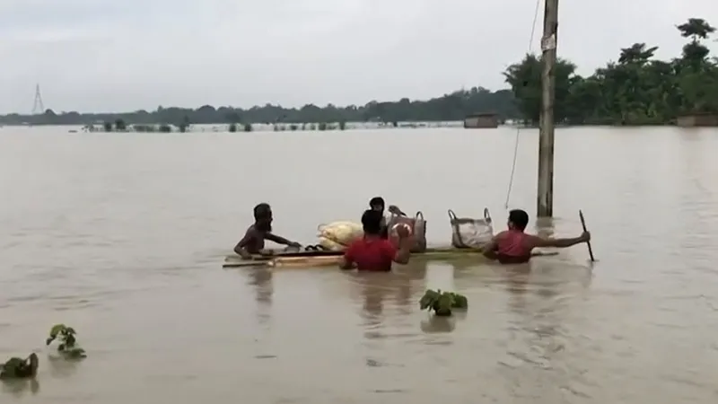 Mưa lũ nghiêm trọng tại Bangladesh và Ấn Độ - Ảnh 1.