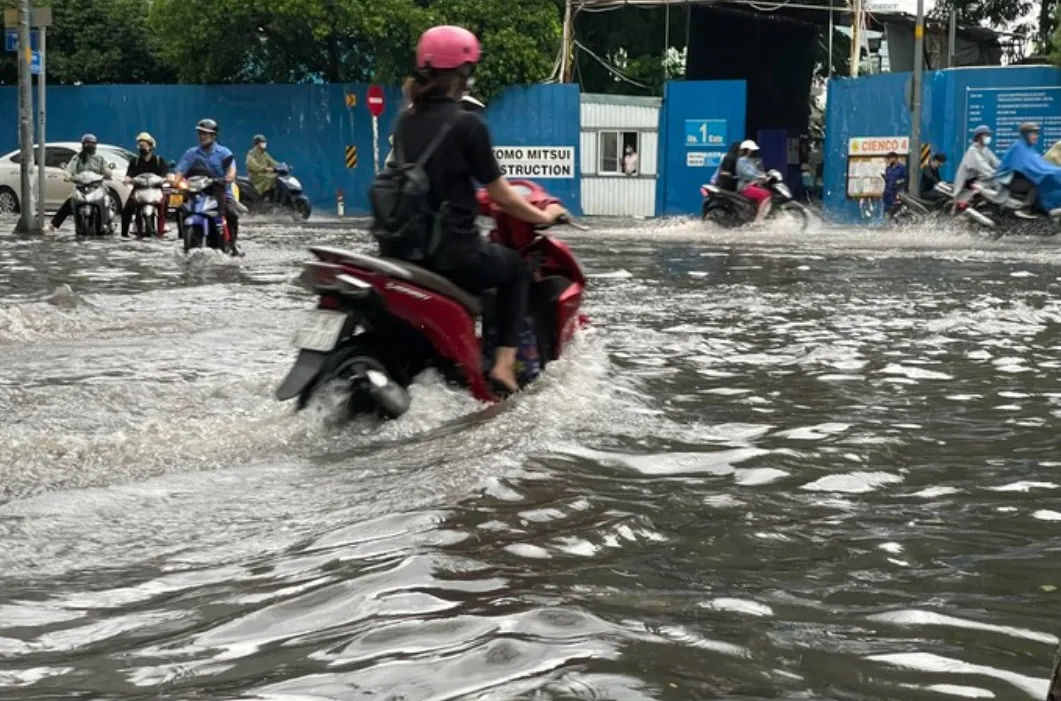 TP Hồ Chí Minh: Nhiều tuyến đường ngập sâu sau cơn mưa lớn - Ảnh 2.