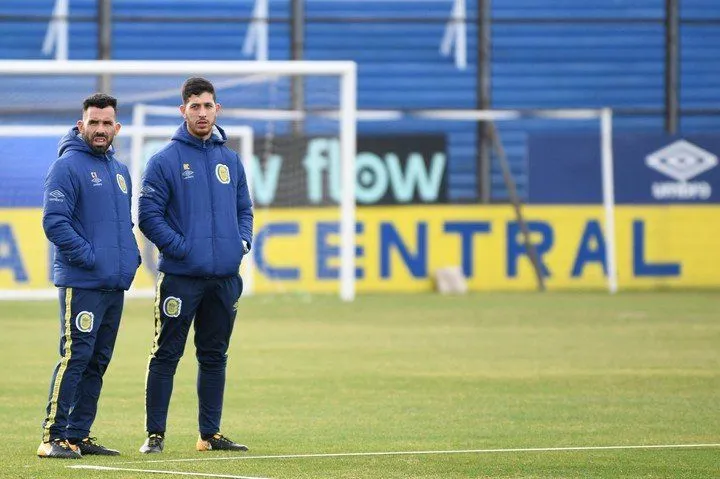 Carlos Tevez bắt đầu sự nghiệp HLV ngay sau khi giải nghệ - Ảnh 1.