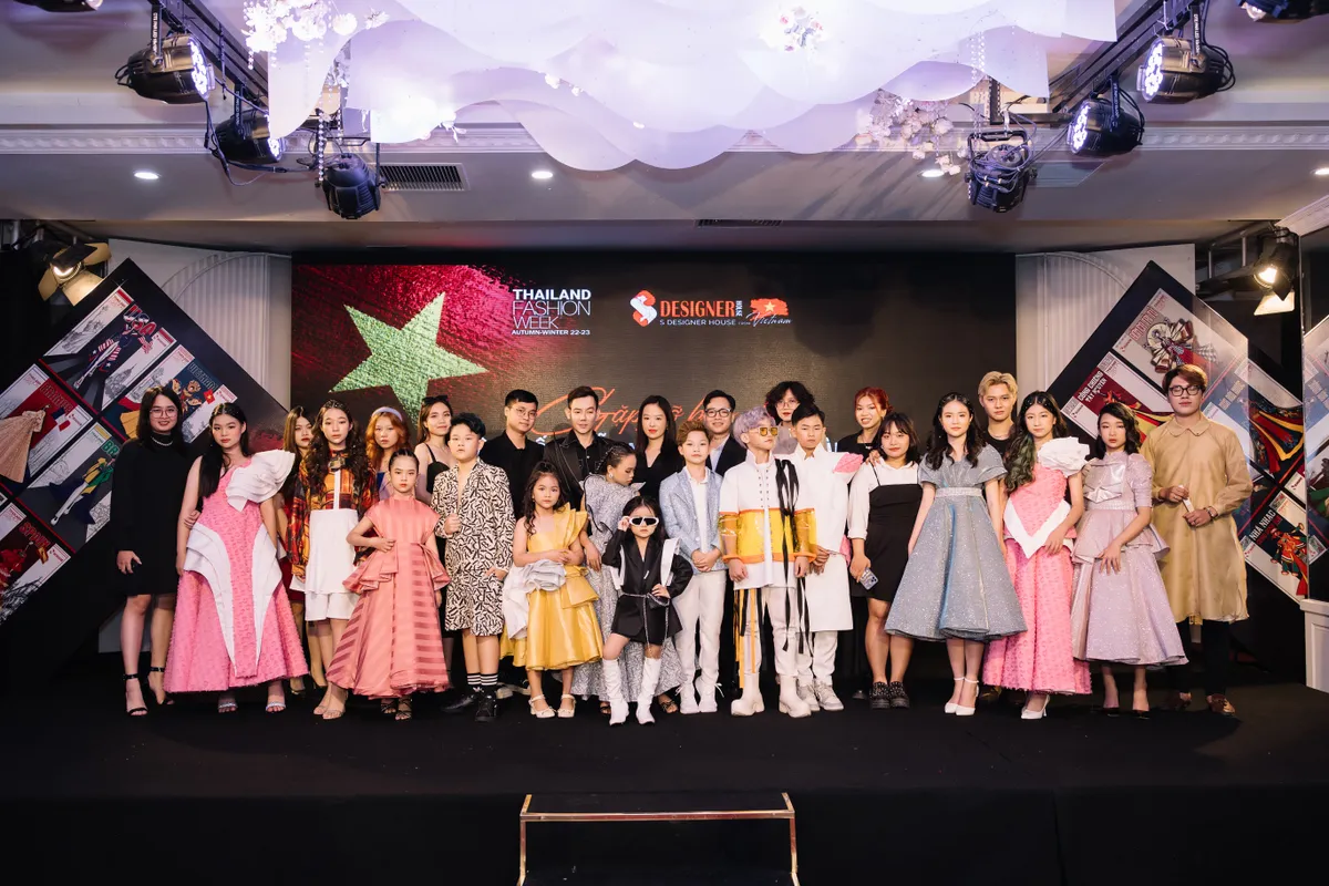 16 mẫu nhí Việt Nam mở màn Thailand Fashion Week 2022 - Ảnh 1.