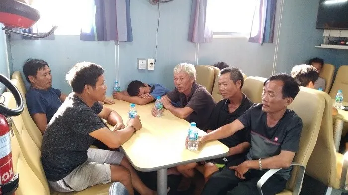 T&agrave;u chở đ&aacute; ch&igrave;m ở biển Hải Ph&ograve;ng, 10 người tho&aacute;t nạn - Ảnh 1.