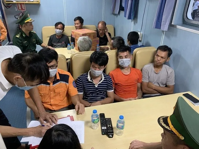 T&agrave;u chở đ&aacute; ch&igrave;m ở biển Hải Ph&ograve;ng, 10 người tho&aacute;t nạn - Ảnh 2.