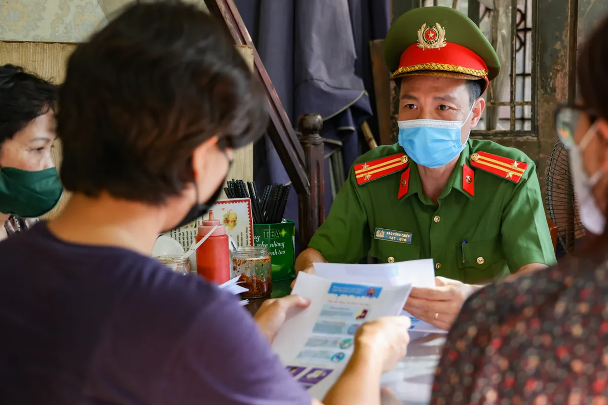 Hà Nội lần đầu triển khai mô hình Đội cơ động hỗ trợ dịch vụ công trực tuyến tại nhà - Ảnh 6.