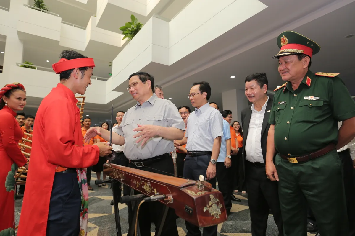 Thủ tướng Chính phủ thăm khu đô thị FPT City tại Đà Nẵng - Ảnh 1.