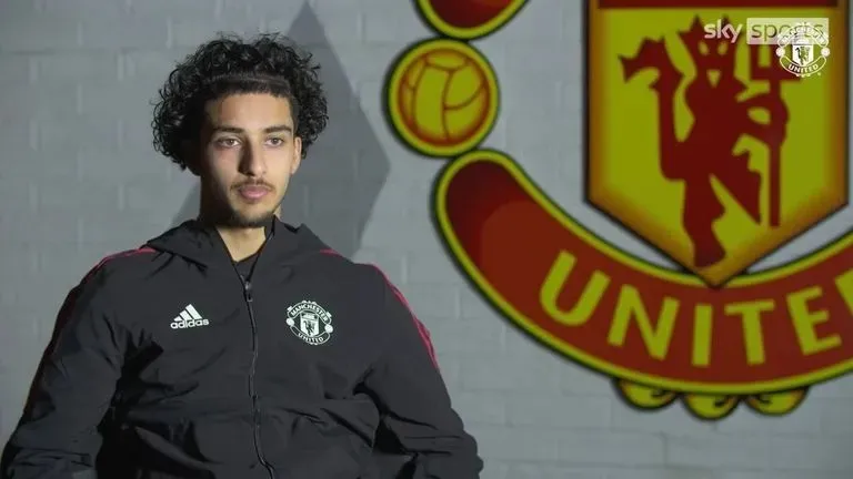 Manchester United ký hợp đồng mới với tuyển thủ ĐT Iraq - Ảnh 1. Manchester United ký hợp đồng mới với tuyển thủ ĐT Iraq - Ảnh 1.