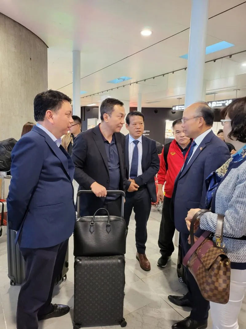 Đội tuyển Nữ Việt Nam đã đến Pháp, được đón tiếp nồng nhiệt, ra sân tập trong ngày đầu tiên - Ảnh 1. Đội tuyển Nữ Việt Nam đã đến Pháp, được đón tiếp nồng nhiệt, ra sân tập trong ngày đầu tiên - Ảnh 1.