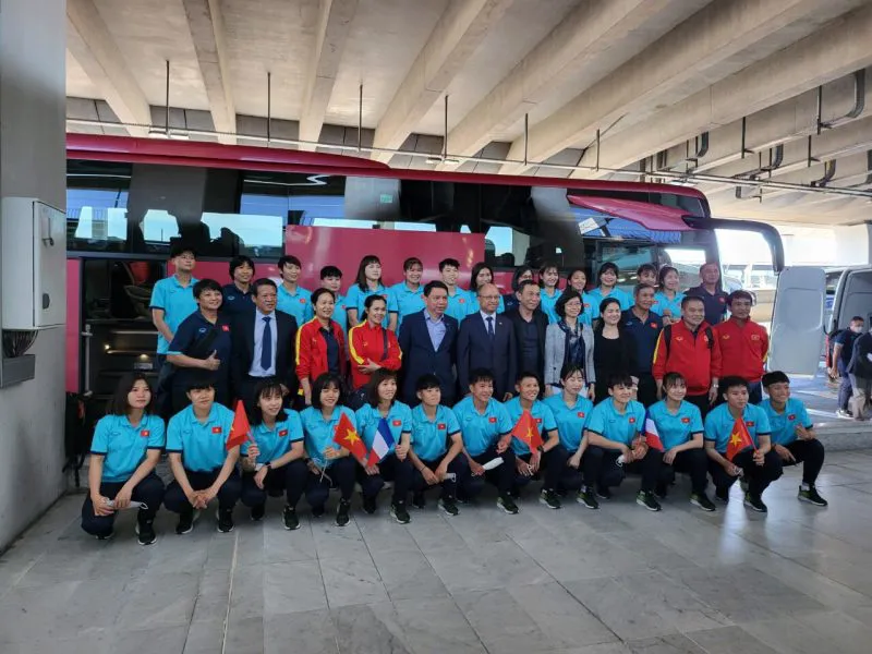 Đội tuyển Nữ Việt Nam đã đến Pháp, được đón tiếp nồng nhiệt, ra sân tập trong ngày đầu tiên - Ảnh 2. Đội tuyển Nữ Việt Nam đã đến Pháp, được đón tiếp nồng nhiệt, ra sân tập trong ngày đầu tiên - Ảnh 2.