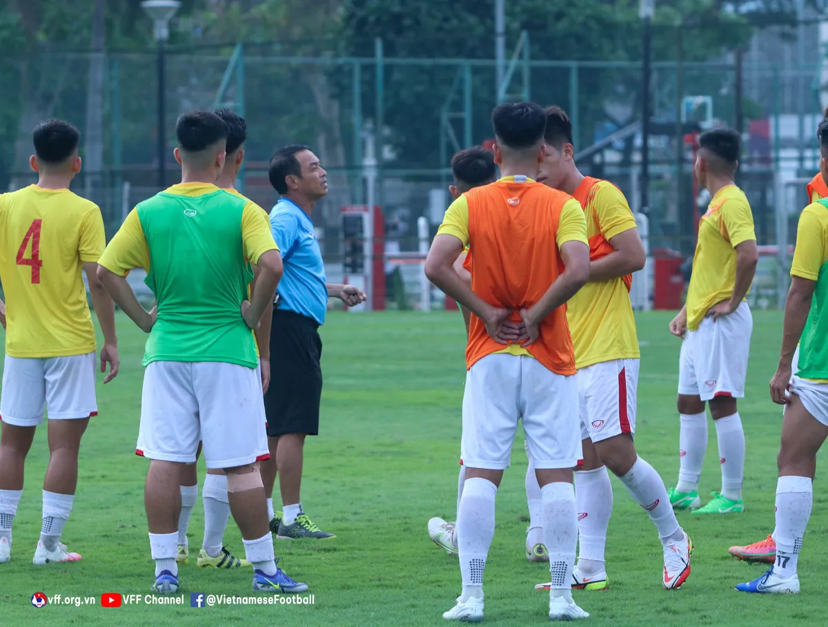 ĐT U19 Việt Nam tập buổi đầu tiên tại Jakarta - Ảnh 2. ĐT U19 Việt Nam tập buổi đầu tiên tại Jakarta - Ảnh 2.