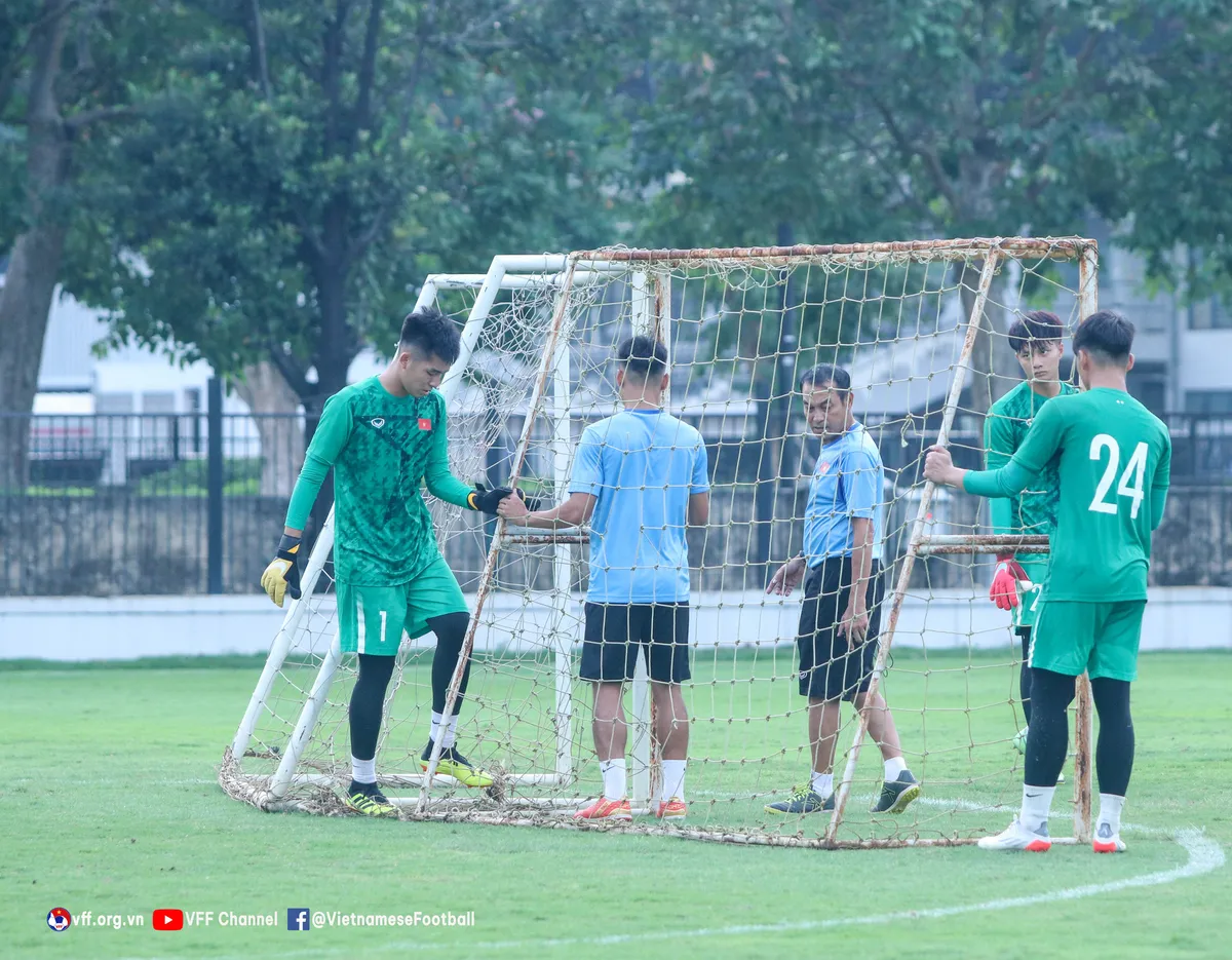 ĐT U19 Việt Nam tập buổi đầu tiên tại Jakarta - Ảnh 11. ĐT U19 Việt Nam tập buổi đầu tiên tại Jakarta - Ảnh 11.