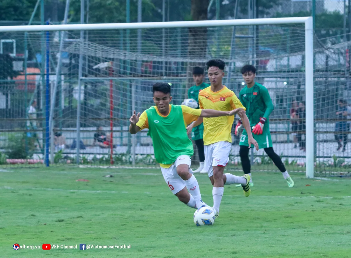 ĐT U19 Việt Nam tập buổi đầu tiên tại Jakarta - Ảnh 12. ĐT U19 Việt Nam tập buổi đầu tiên tại Jakarta - Ảnh 12.
