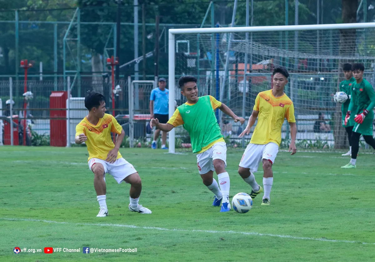 ĐT U19 Việt Nam tập buổi đầu tiên tại Jakarta - Ảnh 13. ĐT U19 Việt Nam tập buổi đầu tiên tại Jakarta - Ảnh 13.
