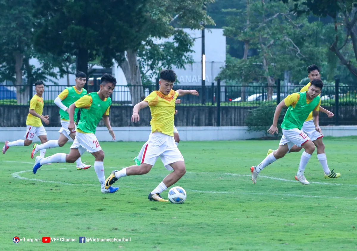ĐT U19 Việt Nam tập buổi đầu tiên tại Jakarta - Ảnh 14. ĐT U19 Việt Nam tập buổi đầu tiên tại Jakarta - Ảnh 14.