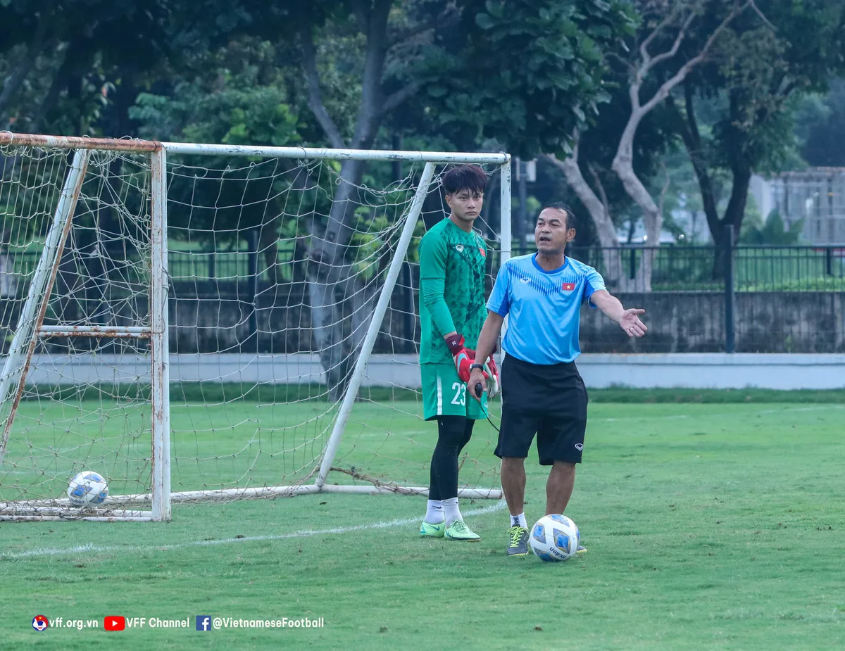ĐT U19 Việt Nam tập buổi đầu tiên tại Jakarta - Ảnh 15. ĐT U19 Việt Nam tập buổi đầu tiên tại Jakarta - Ảnh 15.