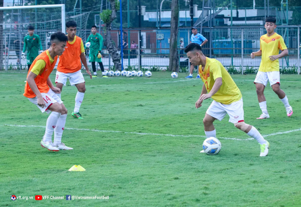 ĐT U19 Việt Nam tập buổi đầu tiên tại Jakarta - Ảnh 16. ĐT U19 Việt Nam tập buổi đầu tiên tại Jakarta - Ảnh 16.