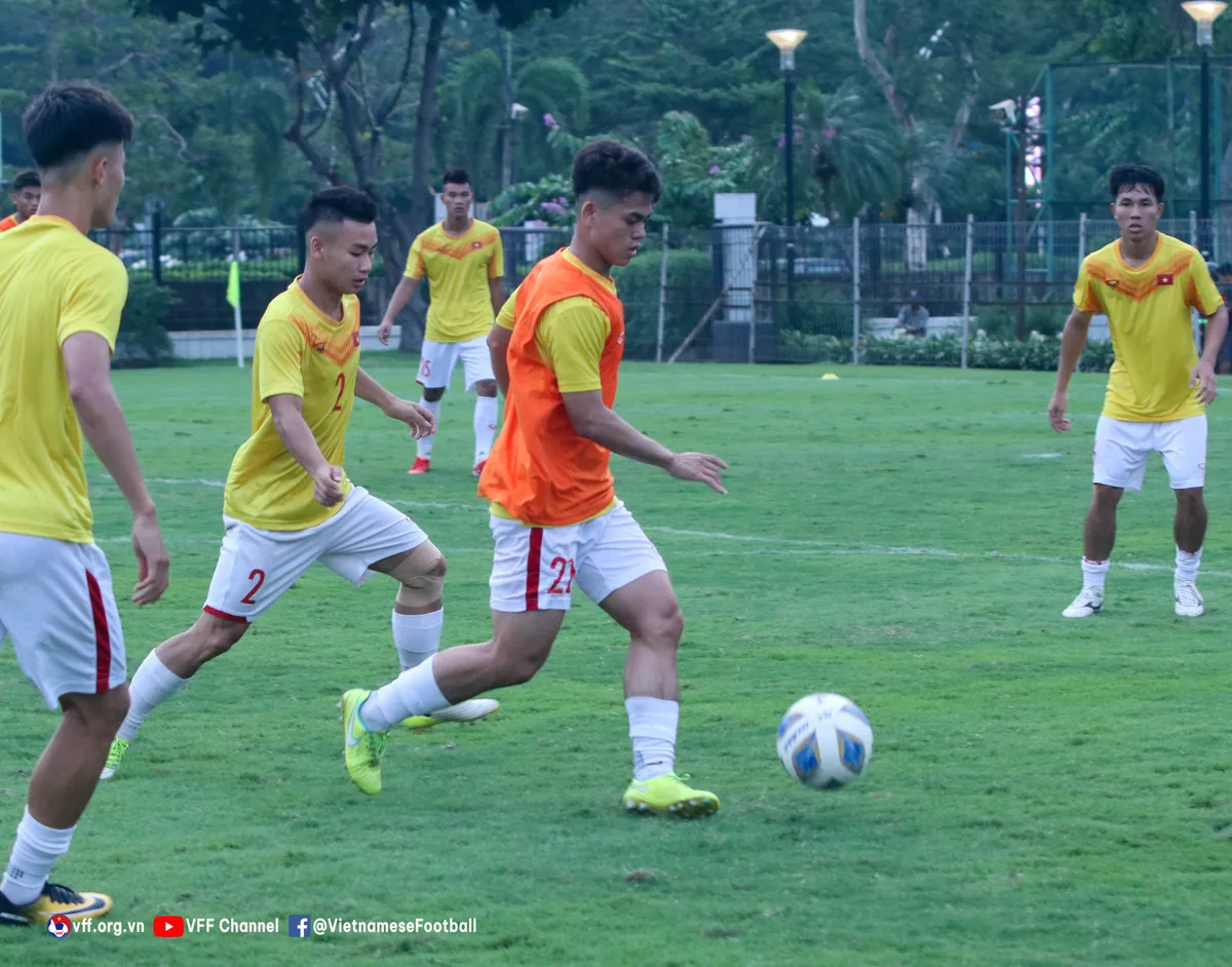 ĐT U19 Việt Nam tập buổi đầu tiên tại Jakarta - Ảnh 17. ĐT U19 Việt Nam tập buổi đầu tiên tại Jakarta - Ảnh 17.