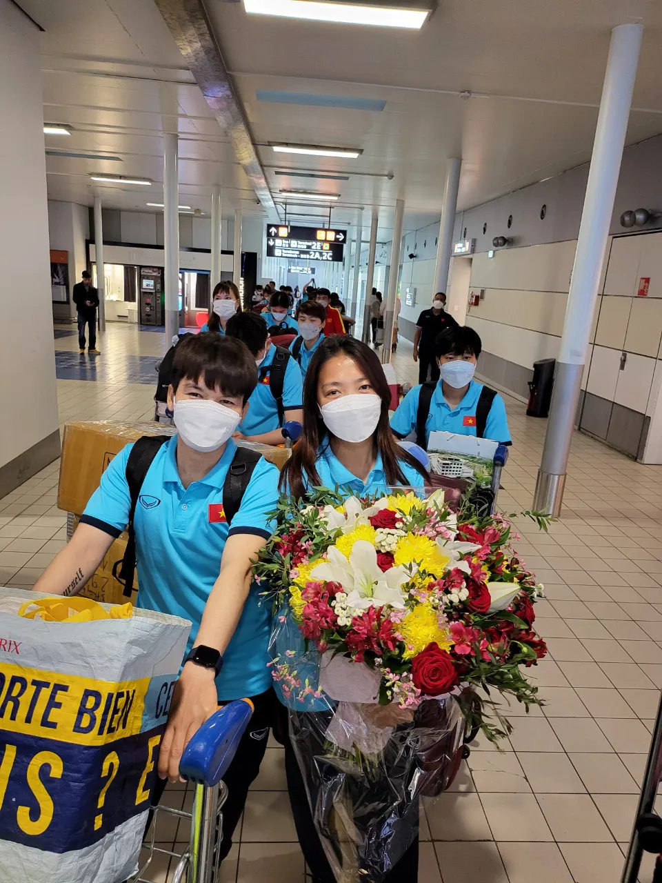 Đội tuyển Nữ Việt Nam đã đến Pháp, được đón tiếp nồng nhiệt, ra sân tập trong ngày đầu tiên - Ảnh 3. Đội tuyển Nữ Việt Nam đã đến Pháp, được đón tiếp nồng nhiệt, ra sân tập trong ngày đầu tiên - Ảnh 3.