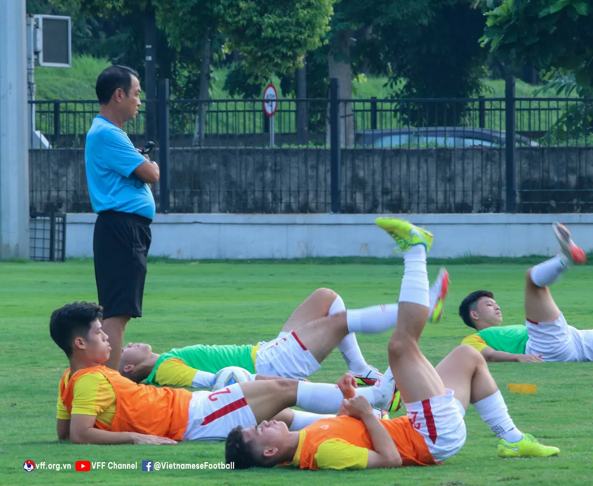 ĐT U19 Việt Nam tập buổi đầu tiên tại Jakarta - Ảnh 3. ĐT U19 Việt Nam tập buổi đầu tiên tại Jakarta - Ảnh 3.