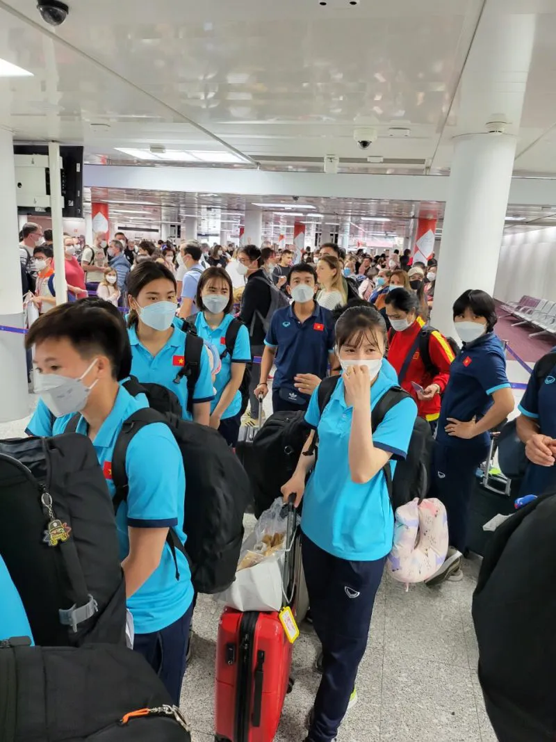 Đội tuyển Nữ Việt Nam đã đến Pháp, được đón tiếp nồng nhiệt, ra sân tập trong ngày đầu tiên - Ảnh 4. Đội tuyển Nữ Việt Nam đã đến Pháp, được đón tiếp nồng nhiệt, ra sân tập trong ngày đầu tiên - Ảnh 4.